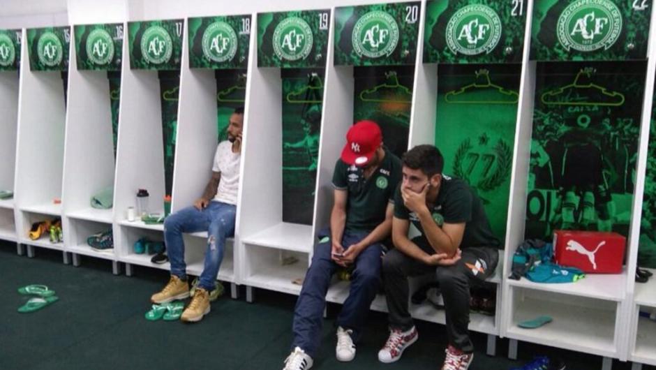 Jogadores desolados no vestiário da Chapecoense.