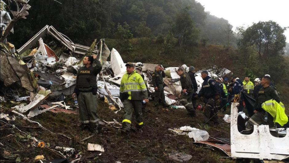 As primeiras fotos do local feitas durante o dia mostram que os destroços do avião se espalharam pelo terreno