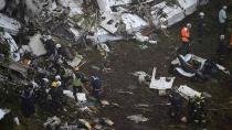As primeiras fotos do local feitas durante o dia mostram que os destroços do avião se espalharam pelo terreno