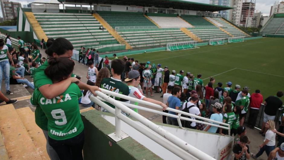 Acidente com avião da Chapecoense na Colômbia faz com que torcedores se dirijam até a Arena Condá. 
